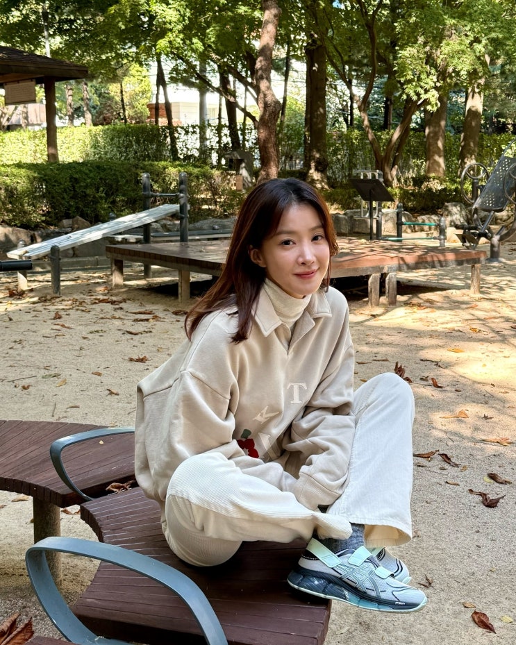  옷잘러 여자 연예인들도 구하기 힘든 크림 신발 종류로 아식스 X 세실리아반센 여성 운동화 정보 w. 이시영