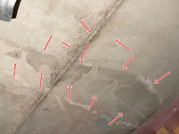  오산 아파트 안방 화장실 누수로 아랫집 거실과 방 천장 물 샌 흔적