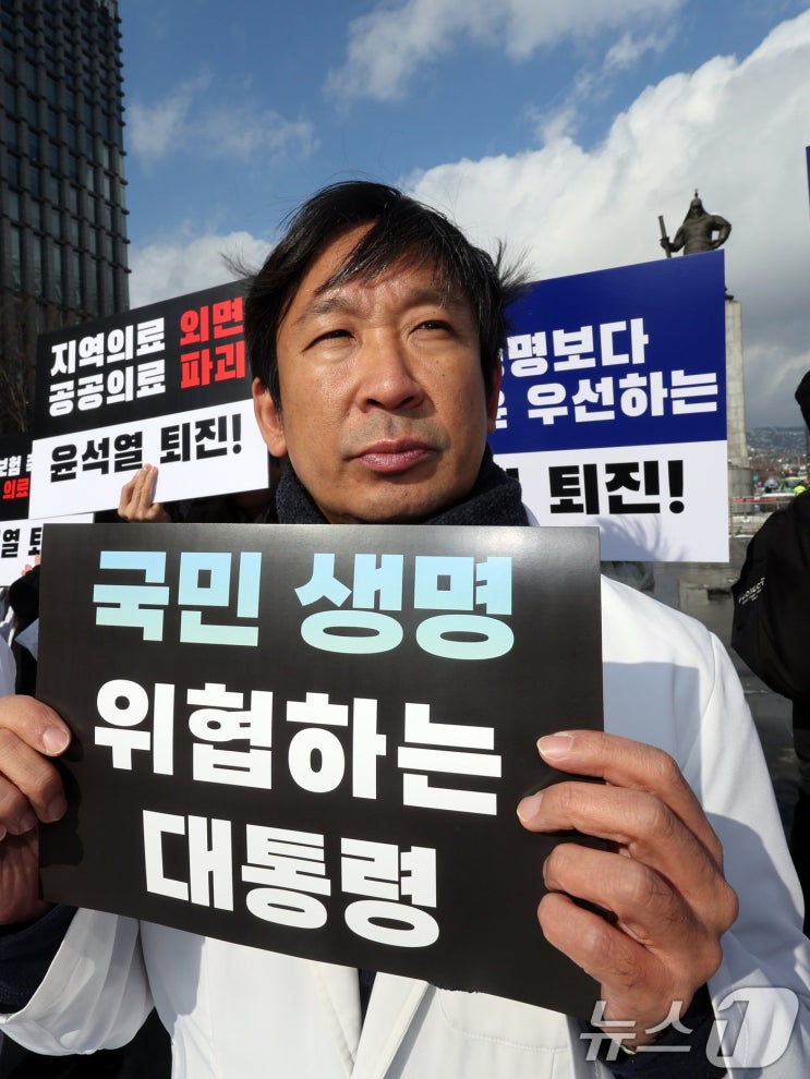 “윤석열 <b>대통령 퇴진</b>을... 시국선언: 민주주의 회복을 위한 <b>촉구</b>”