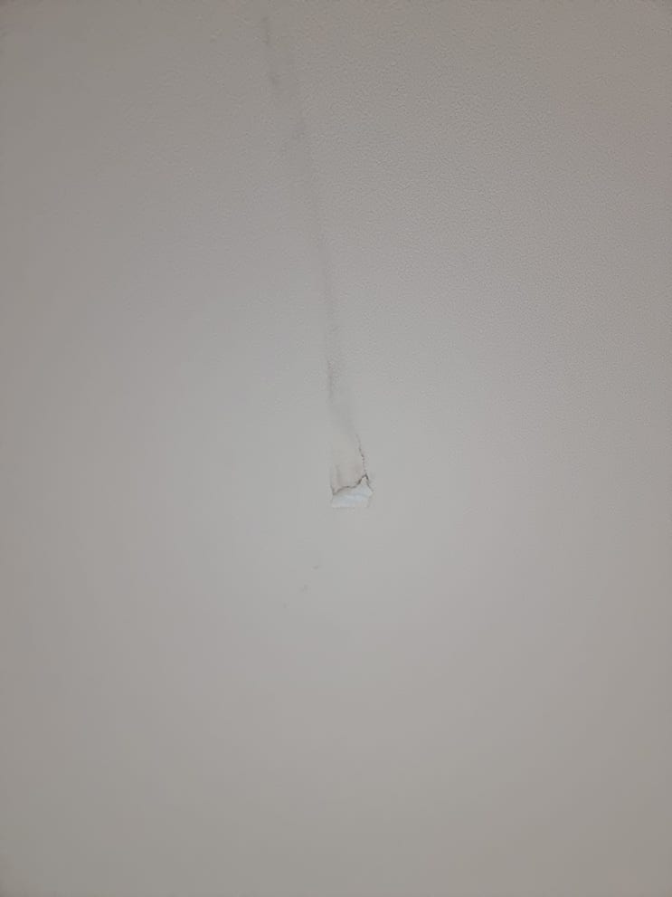  찢어진 천장벽지 부서진벽 복원