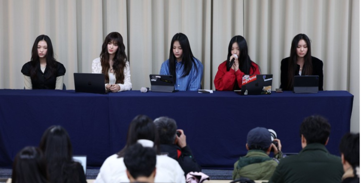 <b>뉴진스</b> "어도어와 <b>전속계약</b> 29일 자정부터 해지" 위약금 낼... 