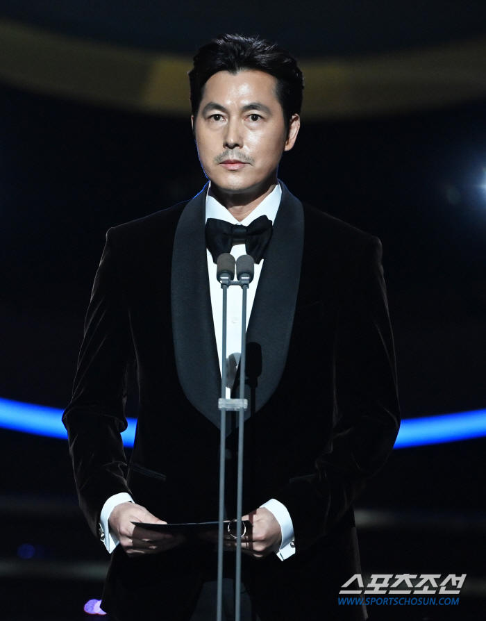 <b>정우성</b> '<b>청룡영화상</b>'참석, 혼외자 파장 후 첫 공식석상