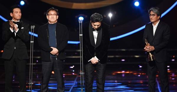 <b>정우성</b>, 논란 속 <b>청룡영화상</b>... 사생활 논란에도 빛나는 <b>진심</b>