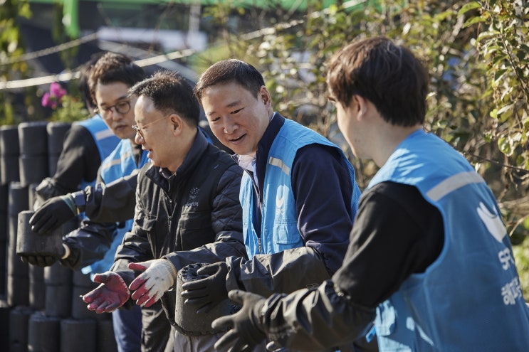 가족여행·<b>연탄</b> 기부 및 <b>배달 봉사</b>·소방의 날 캠페인