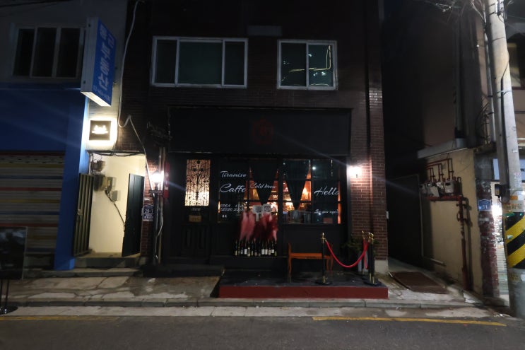  성수동 카페 브루크, 엔틱 감성과 수제 티라미수의 완벽한 조화