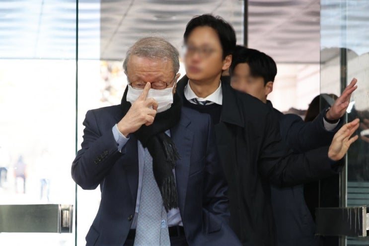 ‘100억대 <b>배임</b>’ <b>홍원식</b> 전 <b>남양유업</b> 회장 구속…“증거... 