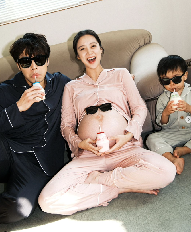 원더걸스 <b>혜림 둘째 출산</b> 앞두고 개성넘치는 힙한 만삭사진 D라인