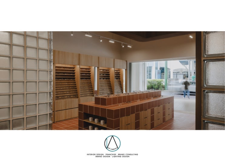  [DESIGN] 유리블럭과 테라코타 디자인의 안경점 인테리어