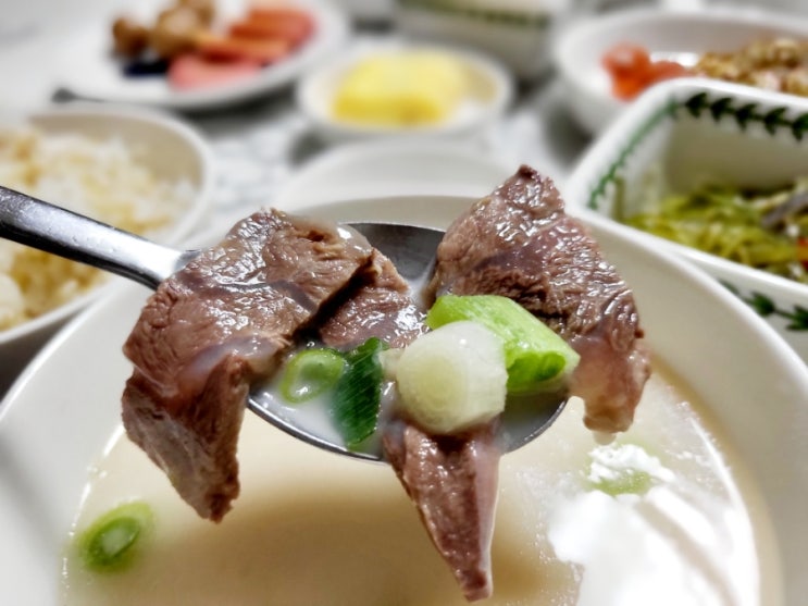  푸딩한우곰탕 든든하게 보양식으로 좋은 사골곰탕이에요.