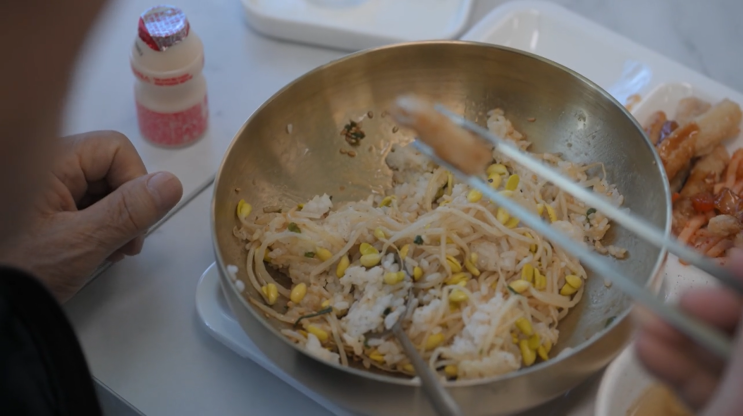 밥 먹을 돈 있어도 ‘무료 급식’ 줄 서는 노인들…왜? 밥 먹을 돈 있어도 ‘무료 급식’ 줄 서는 노인들…왜?