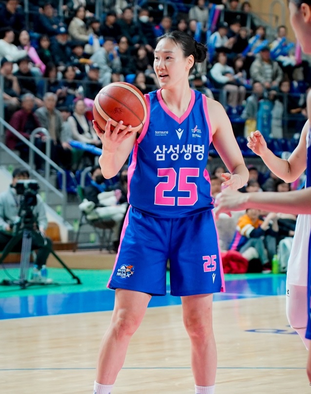 여자농구 삼성생명, 선두 <b>BNK</b> 꺾고 7년 만에 6<b>연승</b> ..
