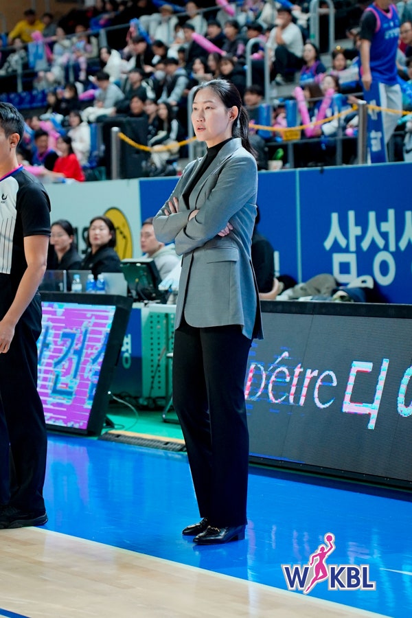 [WKBL] BNK <b>박정은</b> <b>감독</b> : 머리는 올드 스쿨, <b>농구</b>는 현대식???