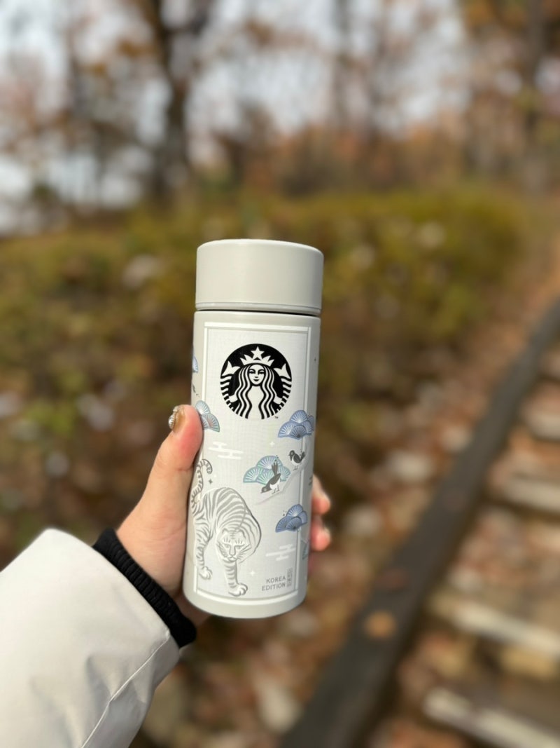 스타벅스텀블러 | 스타벅스 SS 호작도 텀블러 외국인 친구 선물 서울기념품, 작은 텀블러 추천, 자몽허니 블랙티, 스타벅스 신메뉴  논알코올 홀리데이 패션 티 뱅쇼 : 네이버 블로그, image size:800x1067