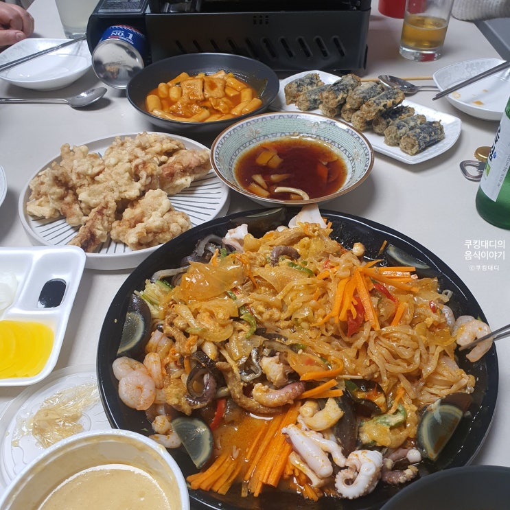  어묵탕 떡볶이 김말이 양장피 탕수육 감바스 황태채 음식 조합