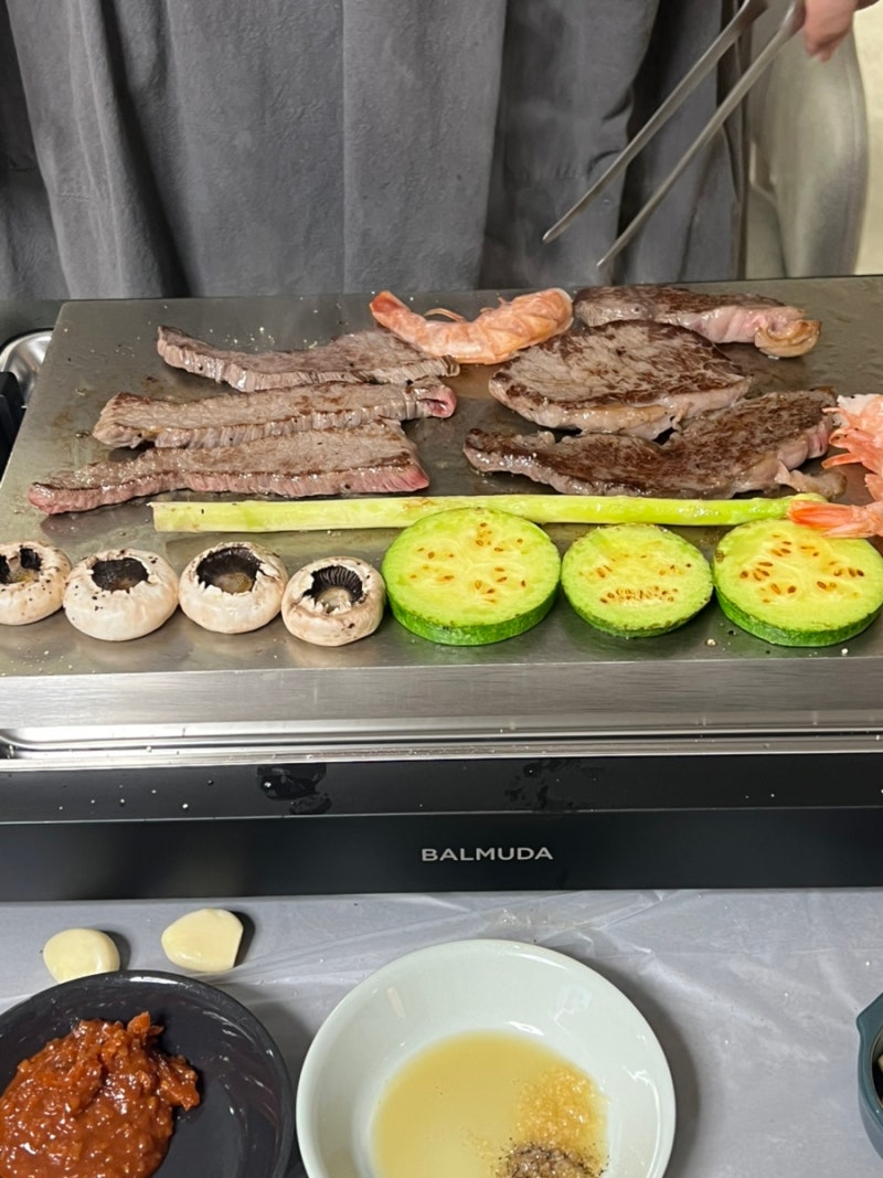 발뮤다 더 플레이트 프로로 소고기 굽굽