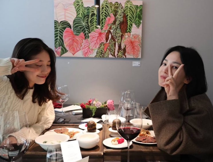 <b>송혜교 수지</b>가 한 턱 쏜날 <b>데이트</b> 근황