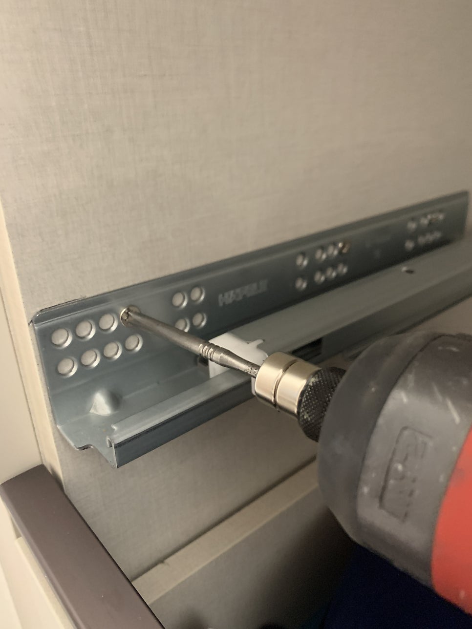 화성동탄 화장대서랍 레일고장교체수리