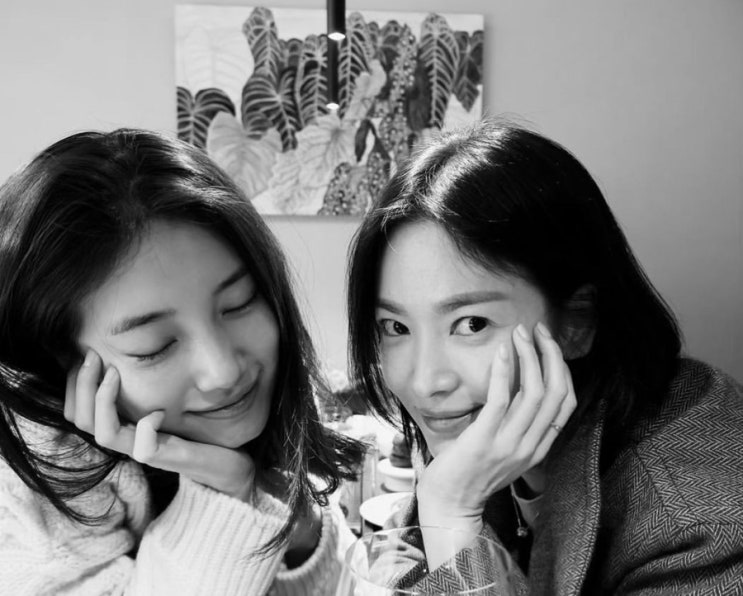 <b>수지</b>&<b>송혜교</b> 친목 <b>데이트</b> 속 편안한 옷차림