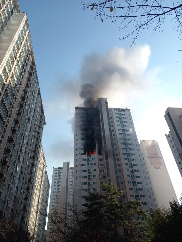 속보 ] 경북, "<b>포항</b> 아파트서, 부탄가스 폭발 추정 <b>화재</b>"…"1명... 