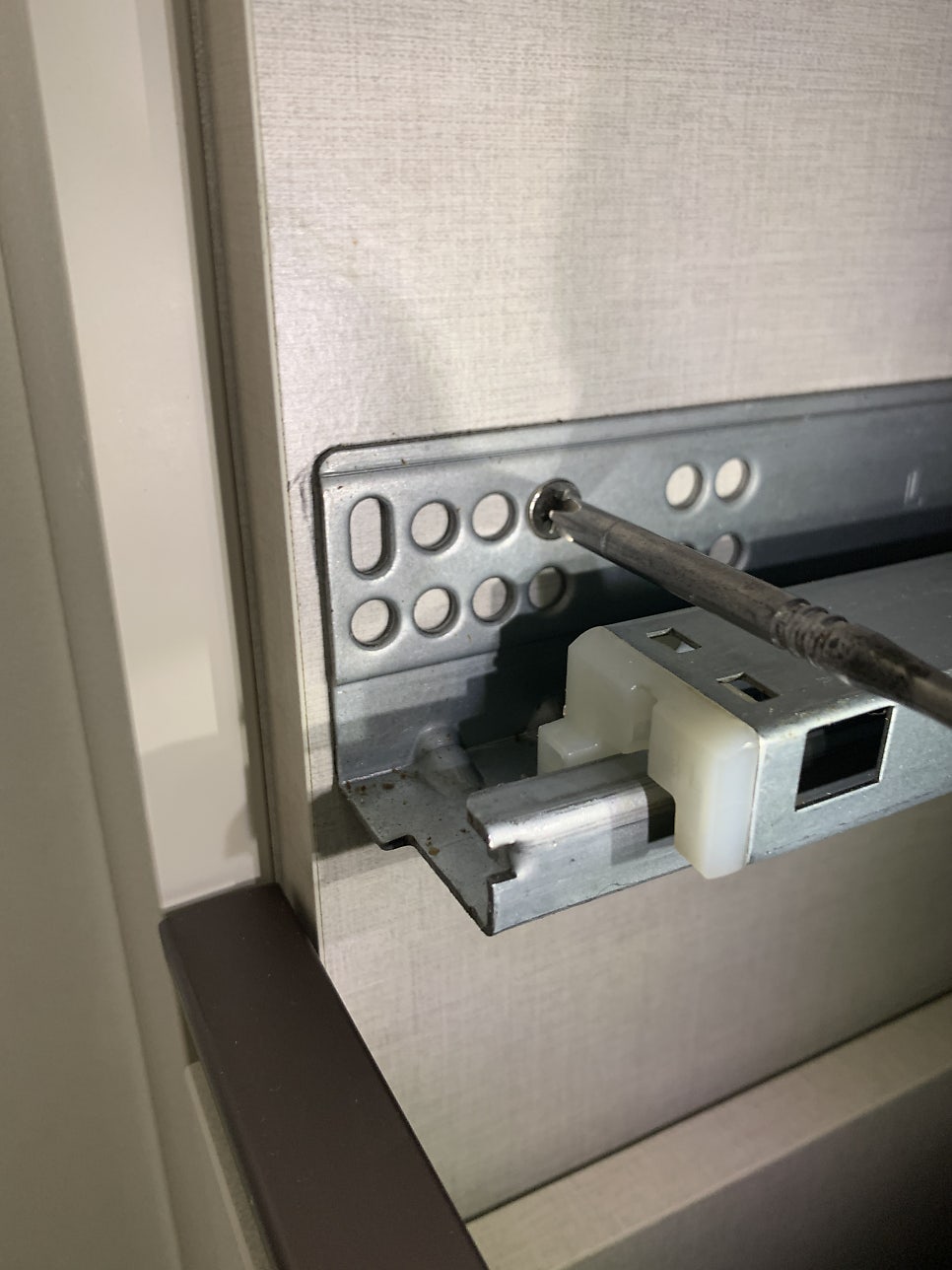 화성동탄 화장대서랍 레일고장교체수리