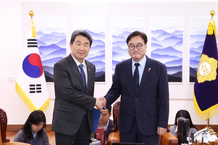 <b>우원식</b> 국회<b>의장</b>, 이주호 사회부총리와 <b>회동</b>…“유연한 정책적... 