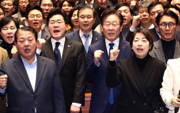 <b>민주</b> “尹 즉각 사퇴 안하면 탄핵 돌입“… <b>감사원장</b>·검사... 