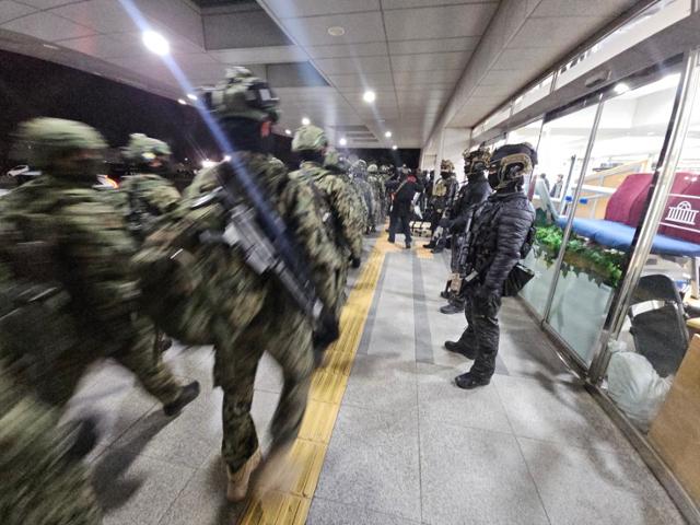 [단독] 尹 계엄 선포 총리도 몰랐다... 최정예 1공수 <b>국회 투입</b>