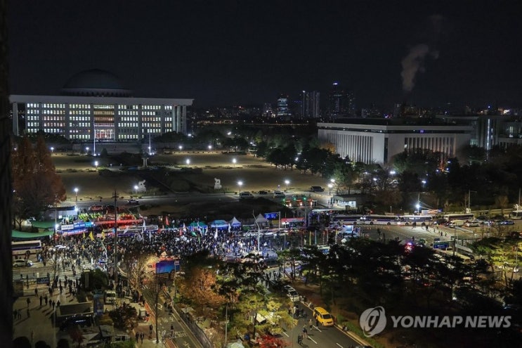 선택한 <b>윤석열</b> 대통령에게 놓여진 세 갈래의 길 - <b>탄핵</b>, 하야... 