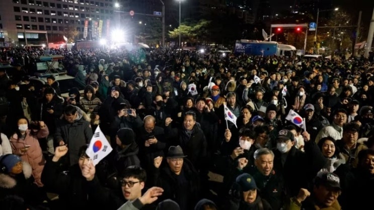 윤석열 대통령의 비상계엄 선포와 해제: <b>한국 민주주의</b>의 <b>위기</b>