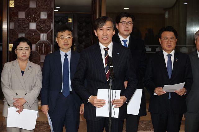 <b>조국혁신당</b>, <b>탄핵소추안</b> 발표…"尹 형사 고발할 것"