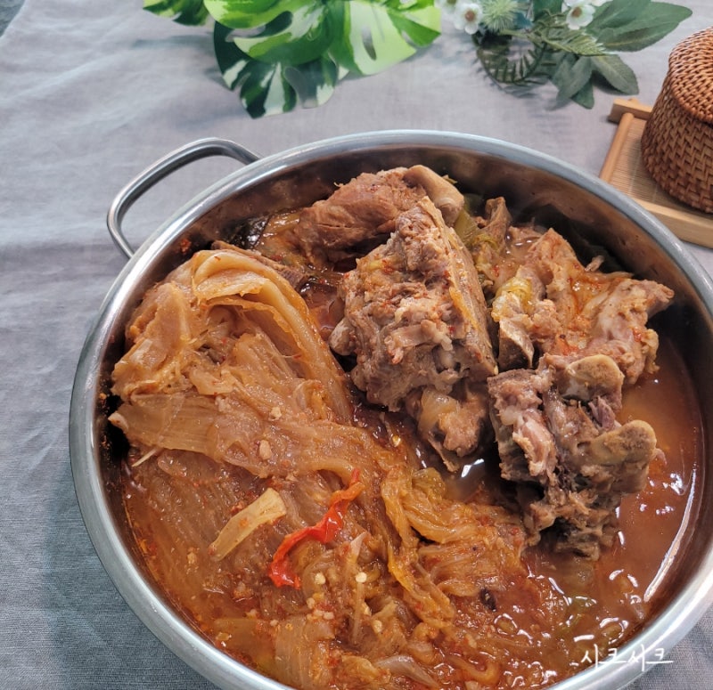부드러운 등뼈 김치찜 만들기 집에서 압력밥솥으로 만드는 등뼈 김치찜 만들기