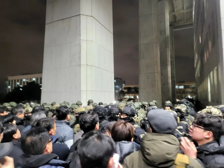 [비상계엄 속 국회 현장에서] 군부<b>독재</b> 망령, 윤석열을 끝장냅시다