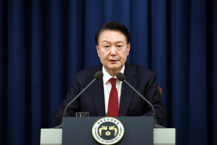 尹은 왜 '무리수 <b>계엄</b>'을 <b>강행</b>했나…흘러나오는 세 가지 가설