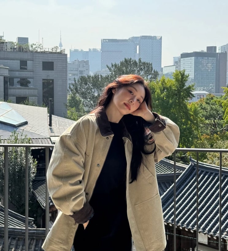  겨울날 따스한 웜톤의 베이지색 조합이 매력인 원피스에 어울리는 코듀로이 여자 자켓 코디 ft. 김연아