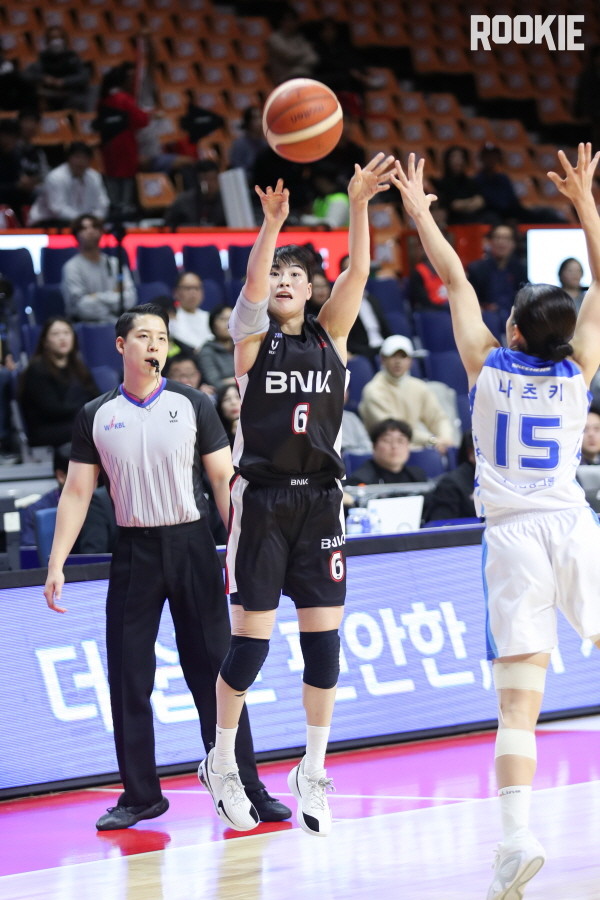 여자농구 <b>BNK</b>썸 이소희 <b>김소니아</b> 활약에 우리은행 제압