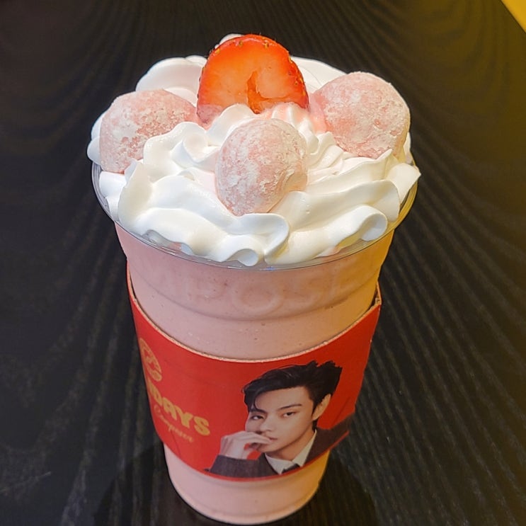  컴포즈 신상 생딸기 모찌 밀크쉐이크 컴포즈 딸기 메뉴 내돈내산!