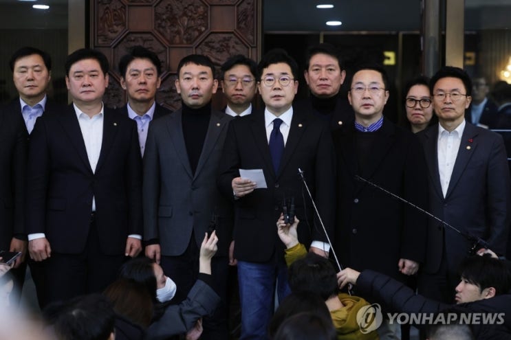 민주당 비상계엄 위헌' 윤석열 <b>대통령</b> 즉각 <b>퇴진 촉구</b> 위헌 논란... 