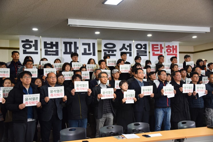 윤 <b>대통령</b> 비상계엄 폭거에 <b>부산</b>시민 <b>퇴진</b> 촛불 든다