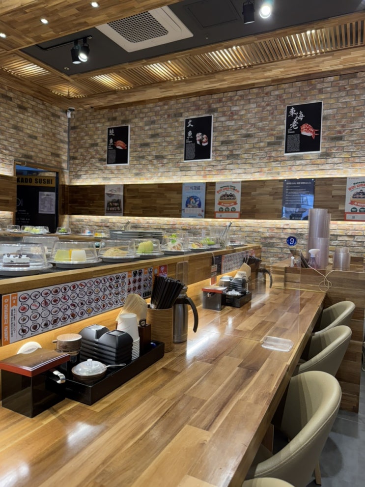  영통역 초밥 모든 접시를 균일가 1900원에 맛볼 수 있던 미카도스시