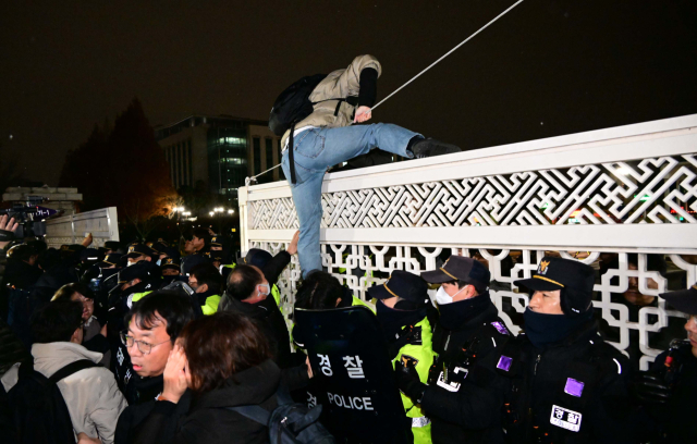 '<b>계엄령</b>이 해제되는 경우있다?'윤 대통령, '비상계엄(뜻) 선포... 