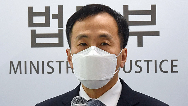 윤석열 징계 반대했던 <b>법무부 감찰관</b> 사직…“내란 공범 될 수... 