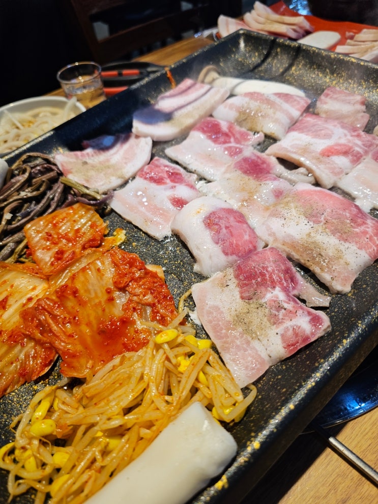  성남 태평동 대패 삼겹살 맛집으로 유명한 태평한돼지는 재방문의사 100퍼센트 고기집