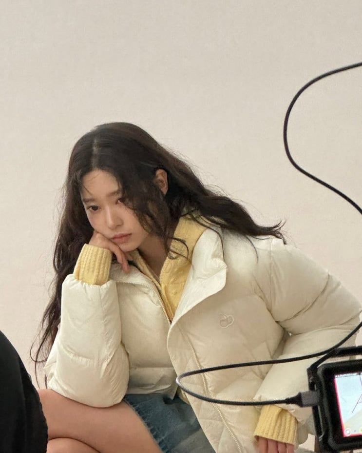  다리 길어 보이는 크롭한 길이에 글로시한 매력이 더해진 키르시 여성 웰론 숏 패딩 자켓 코디 추천 w. 김민주