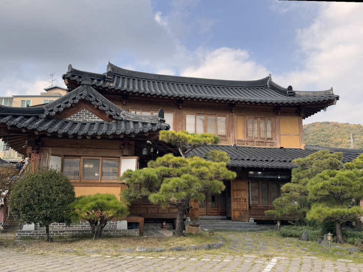  부모님과 함께한 유화정삼계탕, 한옥 인테리어와 보양식으로 만족