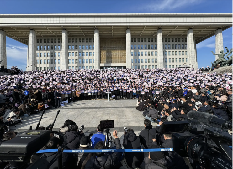 <b>대통령 탄핵</b> 움직임: <b>계엄령</b> 시도 <b>실패</b> 후 급박한 정치적 변화