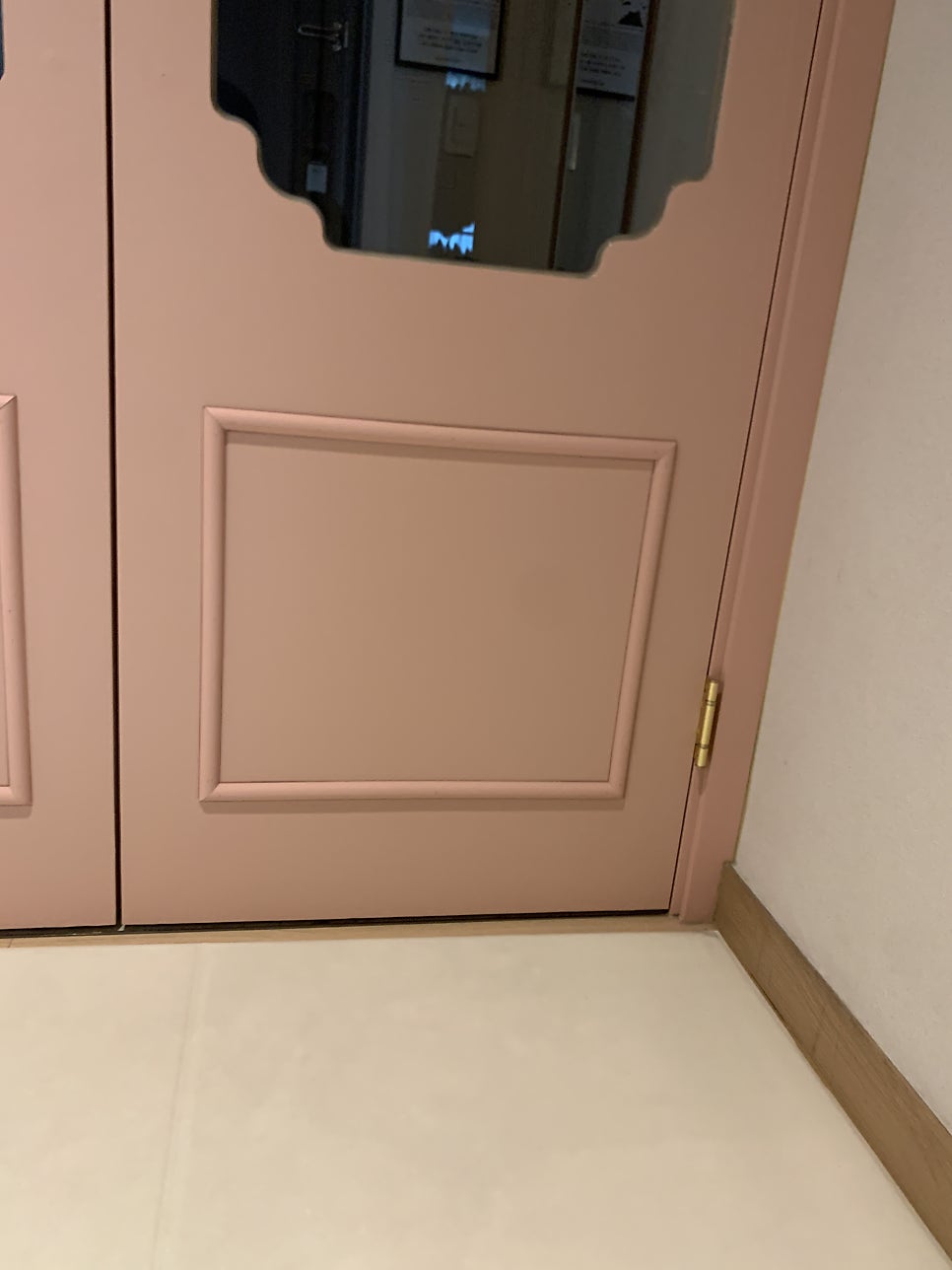 강아지가 물어뜯은 중문시트지 필름복원
