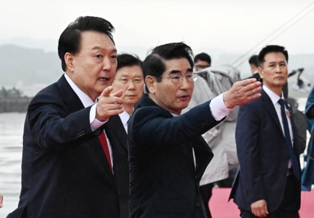 계엄령건의 국방장관 사의•후보자 <b>최병혁</b>…윤 대통령 <b>김용현</b>... 
