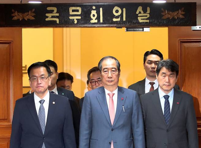 <b>한덕수</b> 총리 등 국무위원 전원... 국회, 김용현 국방장관 <b>탄핵추진</b>