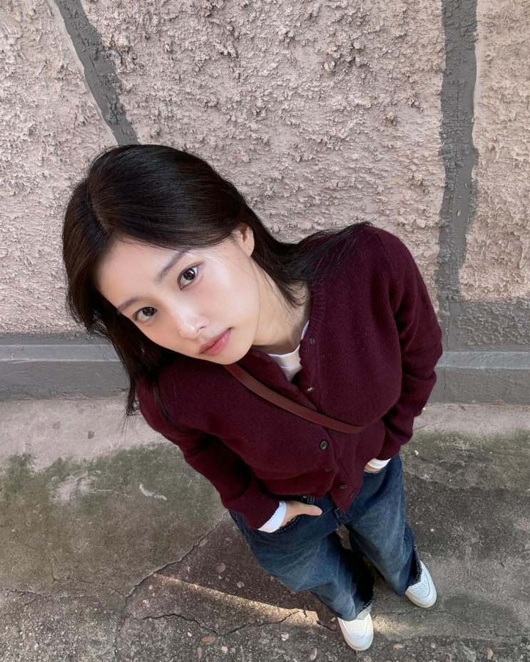  강혜원 20대 캐주얼룩 패션 코디 오헤시오 버건디 가디건 추천!