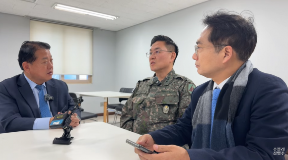 <b>수방사령관</b> “尹 비상계엄... 위치’ 장관 <b>전화</b>”(2024)